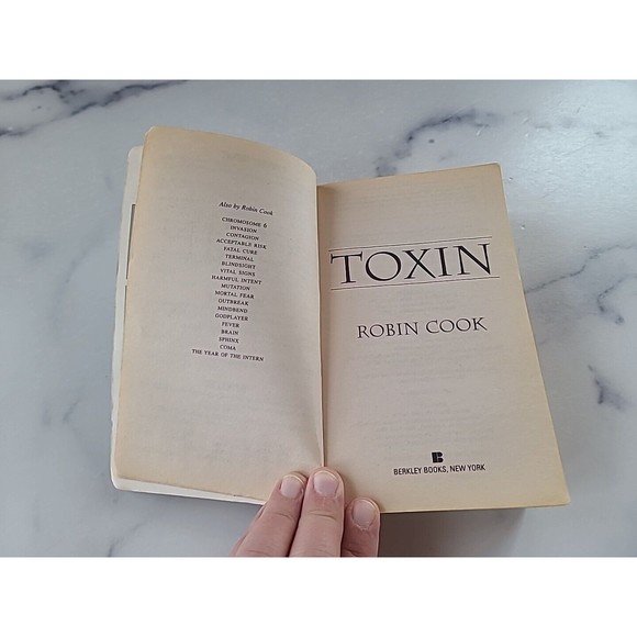 Toxin by Robin Cook (1999, Mass Market, Reprint) - Picture 3 of 10